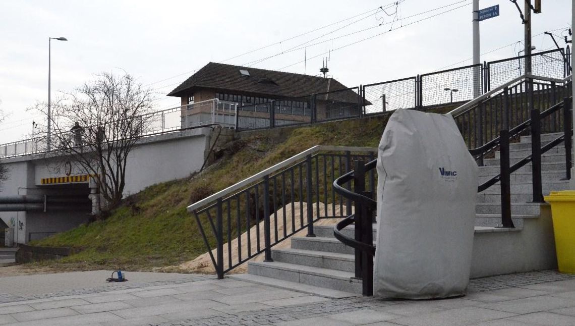 Absurd na dworcu w Kędzierzynie-Koźlu. Niepełnosprawni samodzielnie nie skorzystają z windy