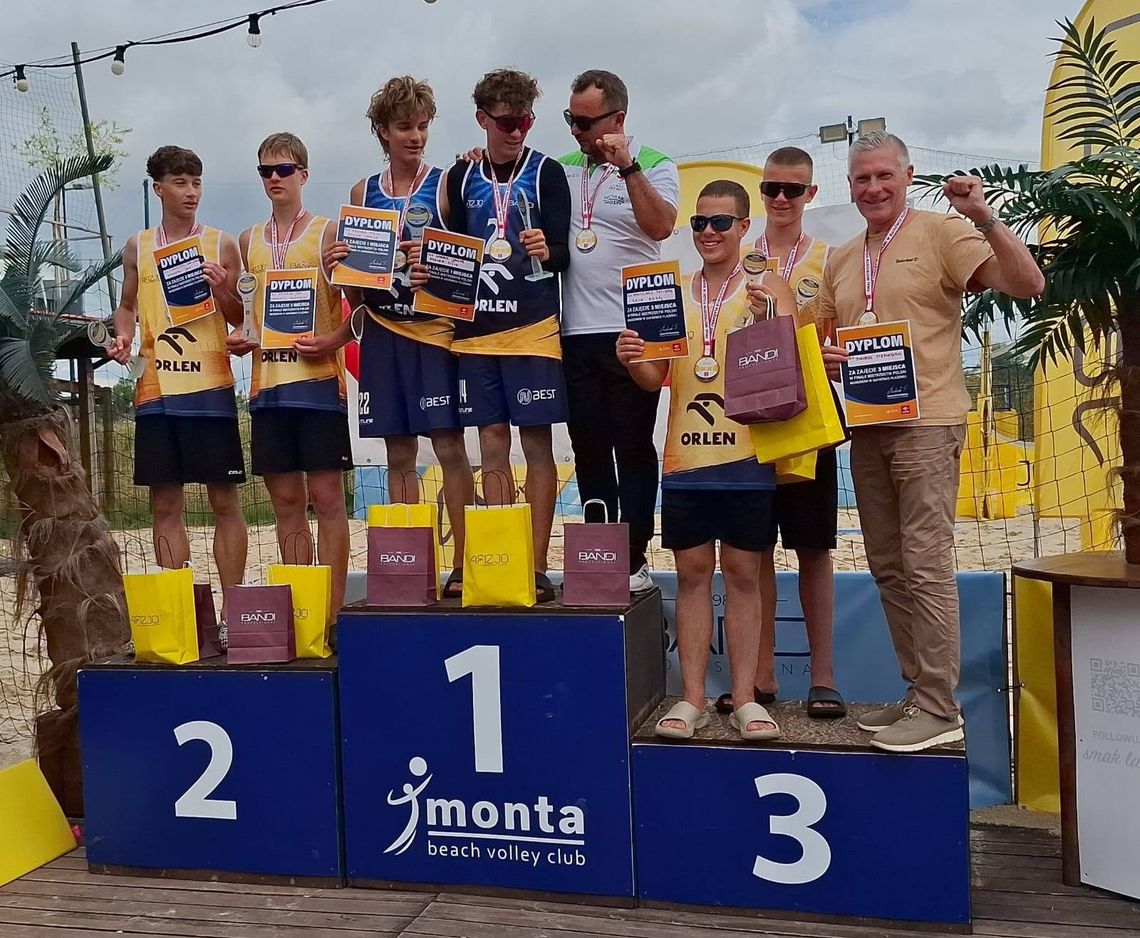 Adam Kruk i Michał Mikolasz z brązowym medalem Mistrzostw Polski Młodzików w Siatkówce Plażowej