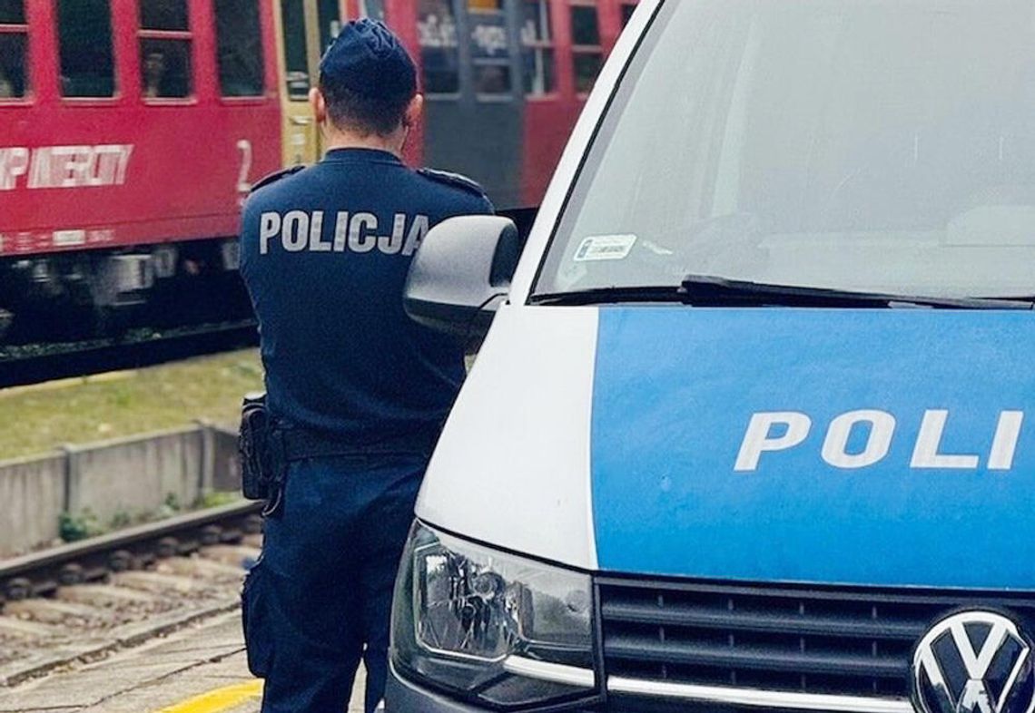 Agresywny mężczyzna ranił policjantkę scyzorykiem. Interwencja na dworcu w Kędzierzynie-Koźlu Agresywny mężczyzna ranił policjantkę scyzorykiem. Interwencja na dworcu w Kędzierzynie-Koźlu