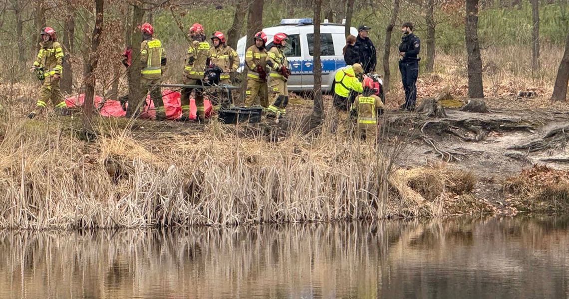 Akcja poszukiwawcza w lesie. Nad brzegiem jeziorka znaleziono ubrania i rzeczy osobiste. ZDJĘCIA