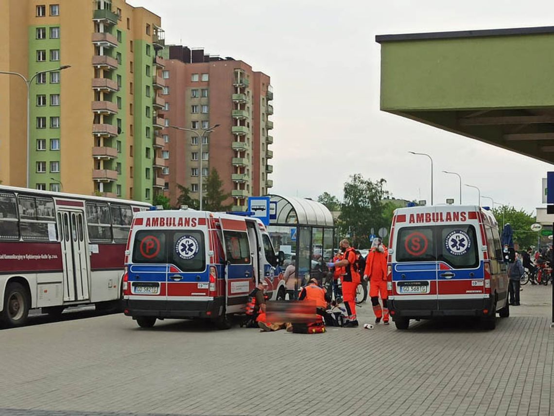 Akcja ratunkowa na ulicy. Niestety, mimo długiej reanimacji przechodnia nie udało się uratować