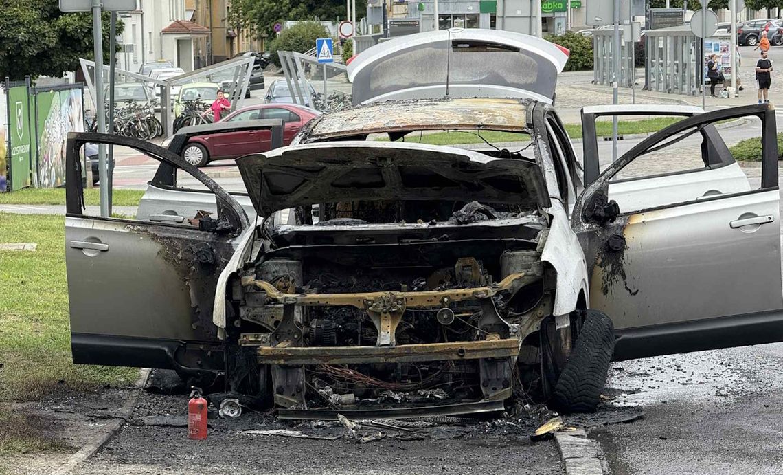 Akcja straży pożarnej w Śródmieściu. Podczas jazdy nissan stanął w płomieniach