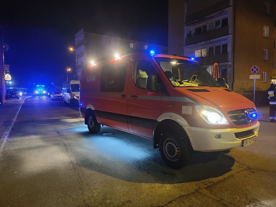 Alarm bombowy i ewakuacja w hotelu na osiedlu Piastów. Służby przeszukują budynek