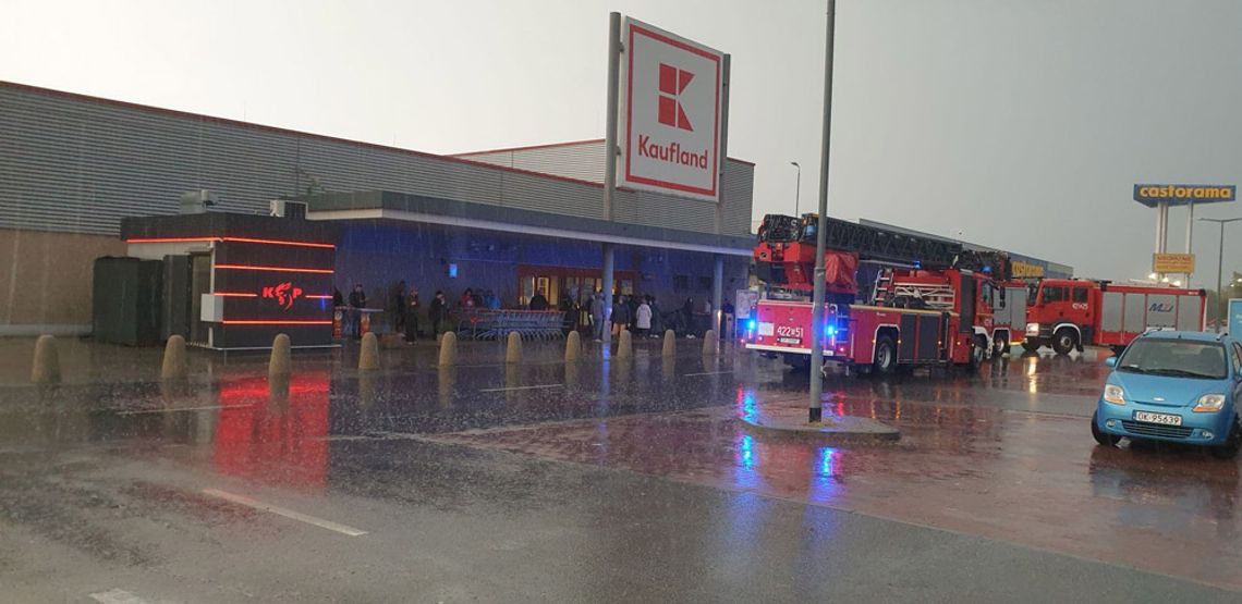 Alarm pożarowy w supermarkecie przy ulicy Kozielskiej. Ewakuowano klientów, interweniowali strażacy