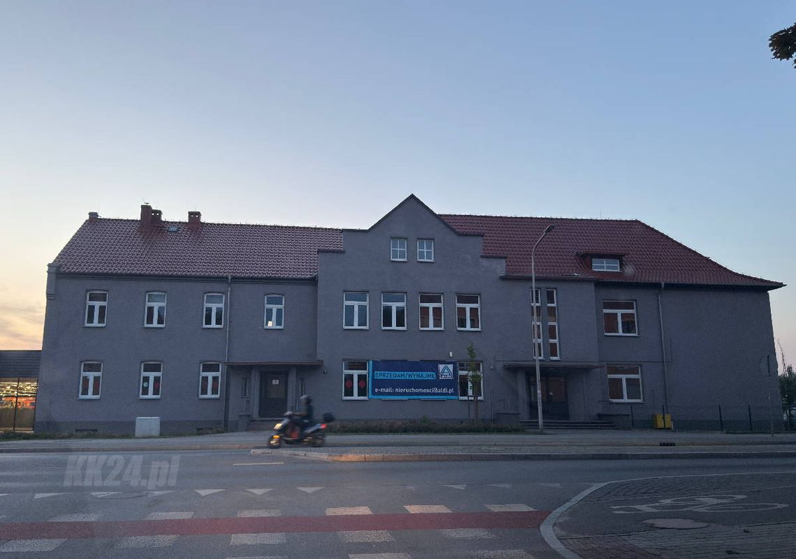 Aldi szuka nowego właściciela lub najemcy dla byłej szkoły podstawowej. Na budynku pojawił się baner Aldi szuka nowego właściciela lub najemcy dla byłej szkoły podstawowej. Na budynku pojawił się baner