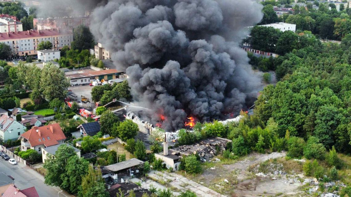 Alert RCB po pożarze w Śródmieściu: zaleca się zamknięcie okien. Ogień gasi ponad 40 zastępów straży