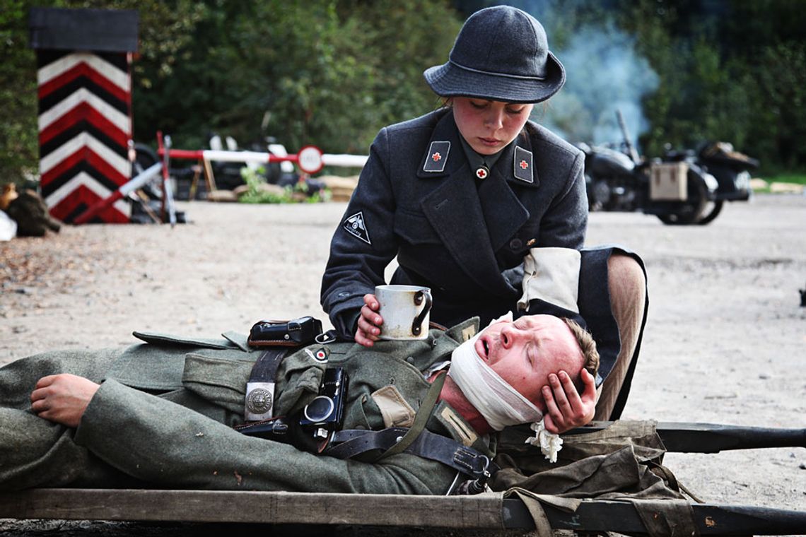 Amerykańskie bomby spadły na Blechhammer. Inscenizacja nalotów z 1944 roku. WIDEO