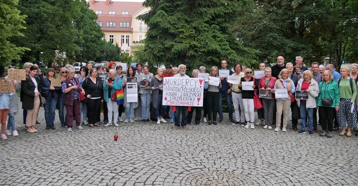 Ani jednej więcej! Protest mieszkańców Kędzierzyna-Koźle na placu Rady Europy. ZDJĘCIA