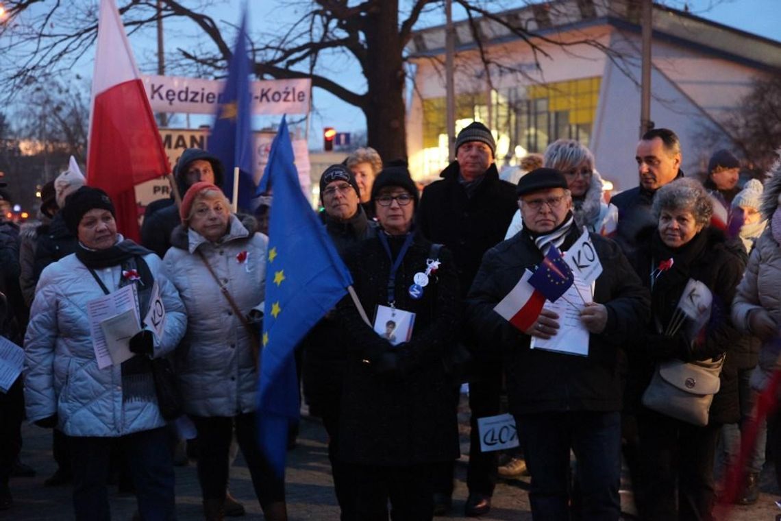 Antyrządowa demonstracja KOD w Kędzierzynie-Koźlu w rocznicę ogłoszenia stanu wojennego