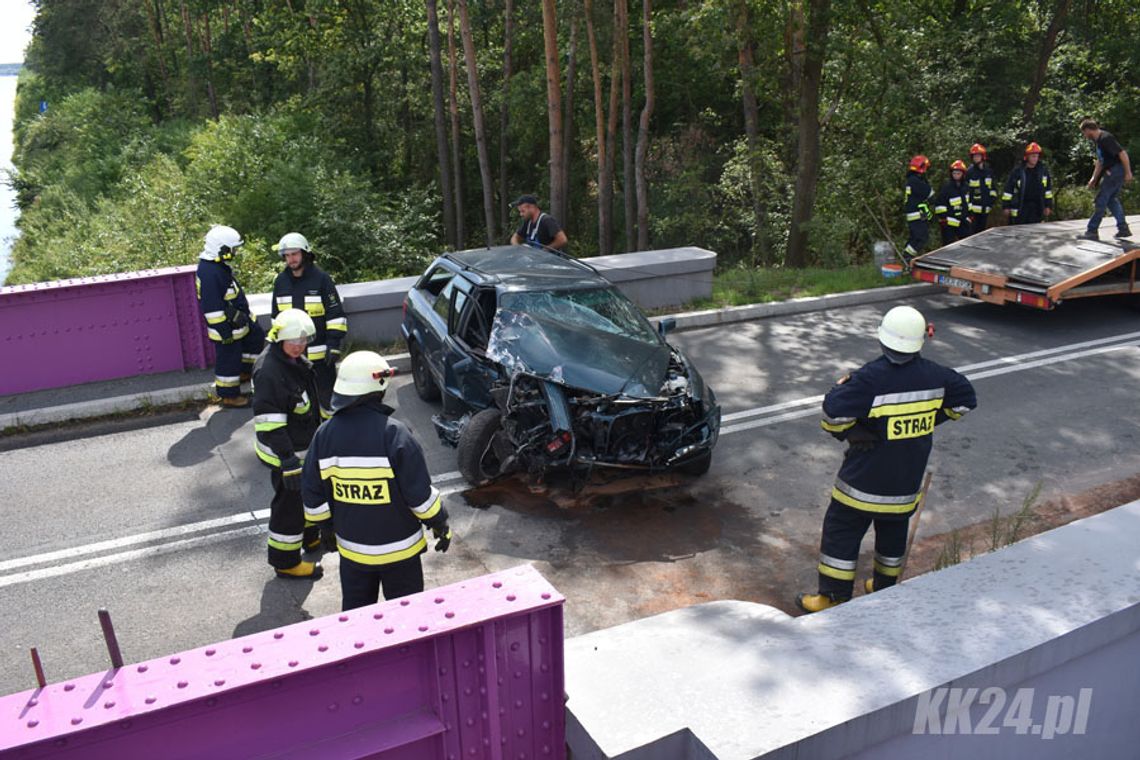 Audi rozbiło się na moście nad Kanałem Gliwickim. Młoda kobieta zabrana do szpitala