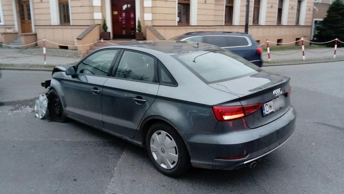 Audi wjechało w śmieciarkę. Poranna kolizja na skrzyżowaniu Piastowskiej i Chrobrego