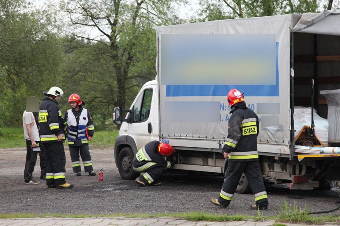 Auto dostawcze zapaliło się podczas jazdy. Akcja strażaków w Blachowni