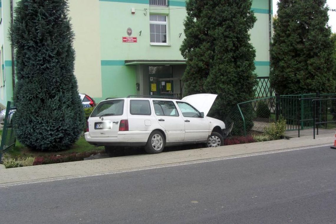 Auto wjechało w ogrodzenie szkoły podstawowej w Landzmierzu. Kierowca prawdopodobnie zasłabł