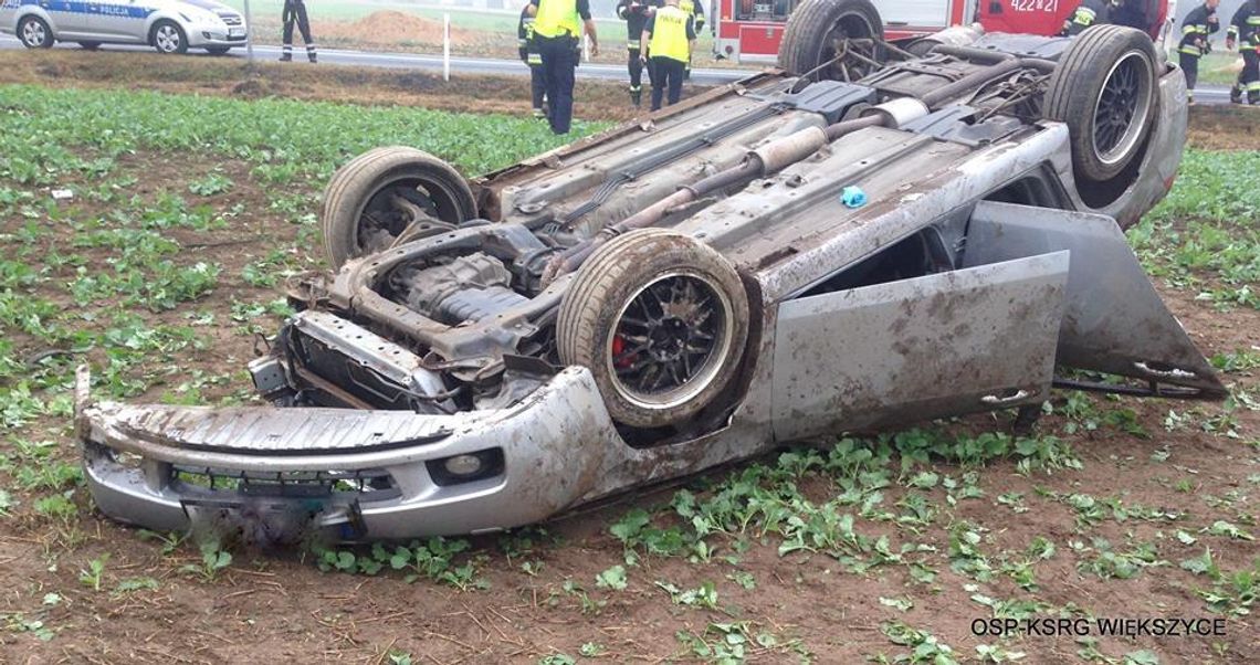 Auto zjechało z drogi krajowej i dachowało na polu. Wypadek w Komornie