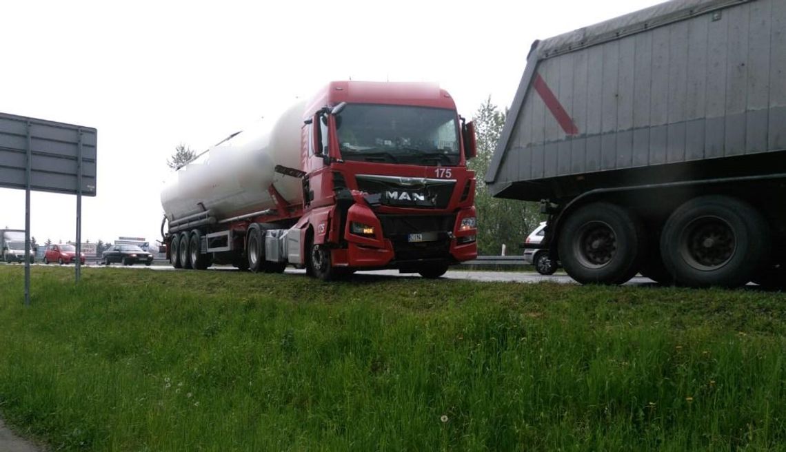 Autocysterna najechała na tył ciężarówki. Kolizja na obwodnicy miasta. ZDJĘCIA