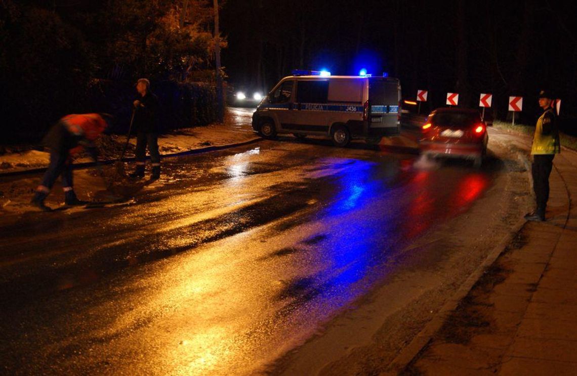 Awaria wodociągu w Koźlu. Utrudnienia dla kierowców, część mieszkańców nie ma wody