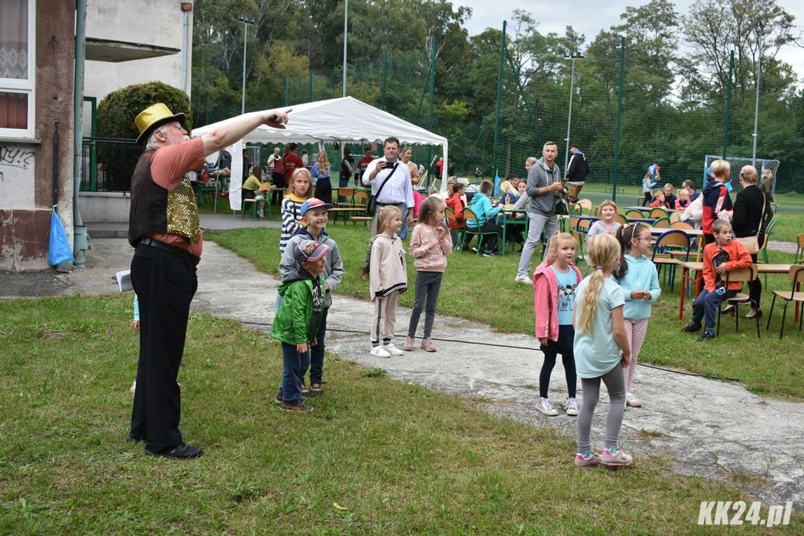 Azoty bawią się na festynie osiedlowym. Impreza na boisku szkolnym Publicznej Szkoły Podstawowej nr 3