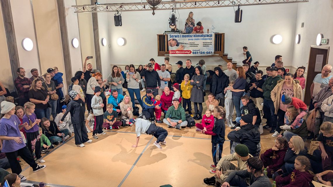 B-Boy i B-Girl zawładnęli parkietem kozielskiego Domu Kultury. Zawody breakdance przyciągnęły młodych tancerzy B-Boy i B-Girl zawładnęli parkietem kozielskiego Domu Kultury. Zawody breakdance przyciągnęły młodych tancerzy