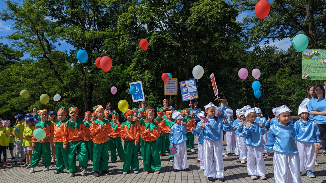 Balony symbolizujące kolorowe motyle poleciały w niebo. Marsz Integracyjny w Parku Pojednania. ZDJĘCIA