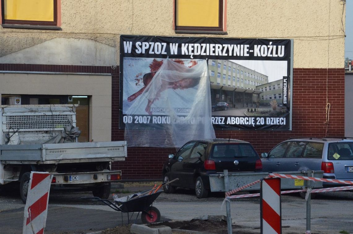 Baner antyaborcyjny zawisł przy wjeździe do Koźla... I szybko został ocenzurowany