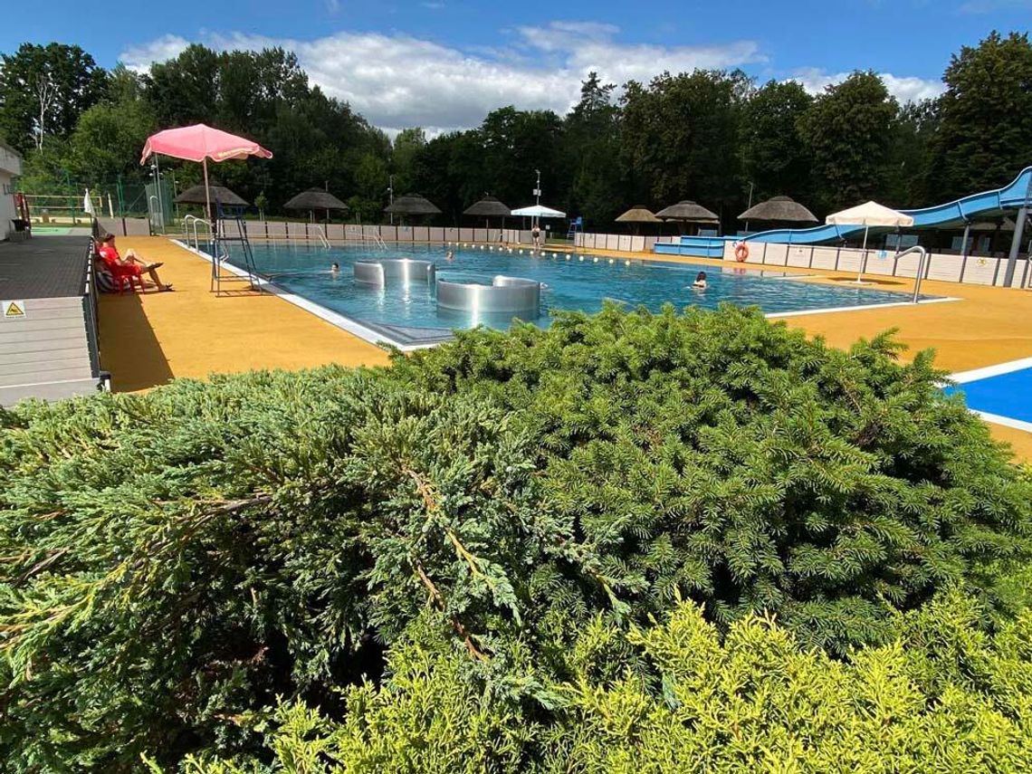 Baseny zewnętrzne "Wodnego oKKa" otwarte. Pierwsi plażowicze korzystają już z wodnych atrakcji