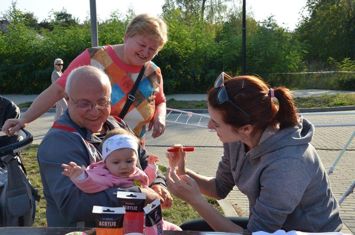 Bawią się i zbierają pieniądze dla Miłosza. Rodzinny festyn charytatywny na osiedlu Piastów. ZDJĘCIA