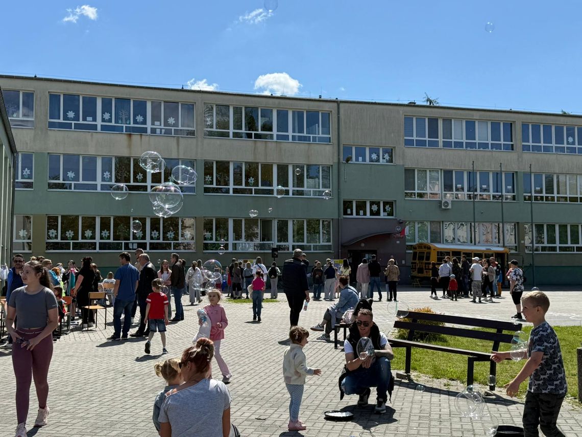 Bawili się i edukowali, aby walczyć z hejtem. Festyn Rodzinny "Dziewiątki"