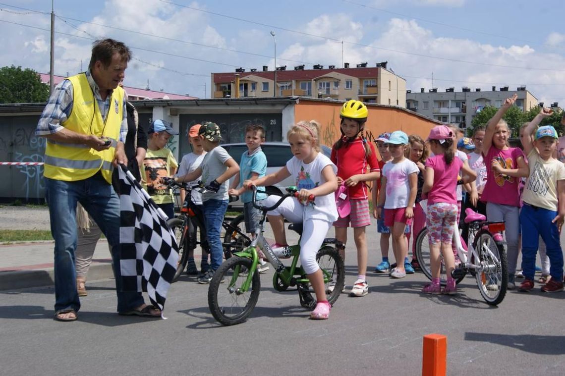 Bawili się i uczyli, jak zadbać o swoje bezpieczeństwo. Festyn przy PSP nr 20. ZDJĘCIA