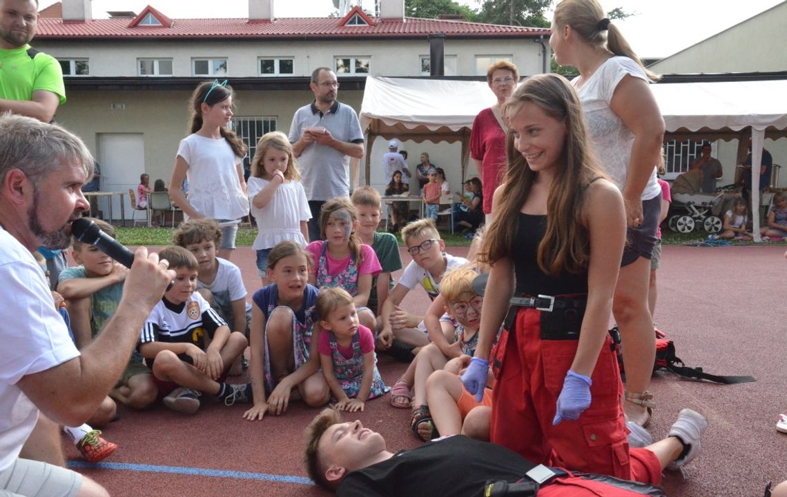 Bawili się tak, jak kiedyś ich rodzice i dziadkowie. Piknik rodzinny przy Domu Św. Karola. ZDJĘCIA