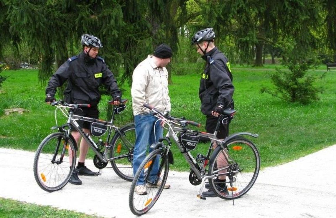 Będzie więcej policji na ulicach. Także na rowerach. Miasto opłaci dodatkowe patrole