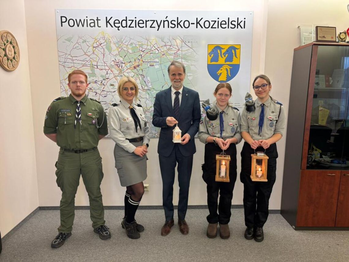 Betlejemskie Światło Pokoju dotarło do Kędzierzyna-Koźla. Harcerze z wizytą w Starostwie Powiatowym