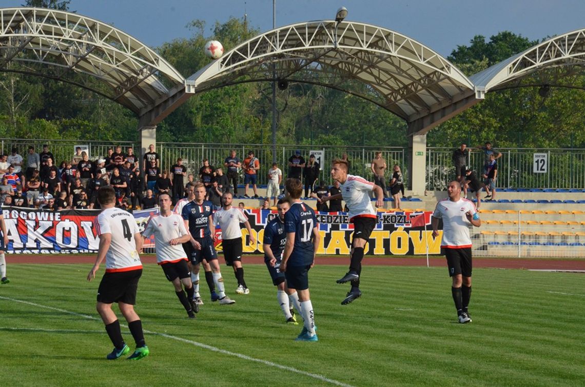 Bezbarwny Chemik stracił punkty. Kędzierzynianie ulegli 0:2 Startowi Namysłów. ZDJĘCIA