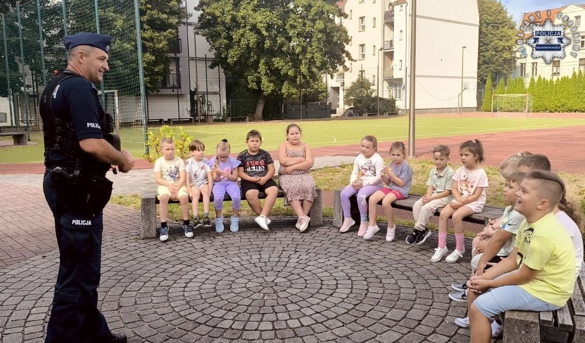 Bezpieczna droga do szkoły. Policjanci edukują najmłodszych o zasadach ruchu drogowego