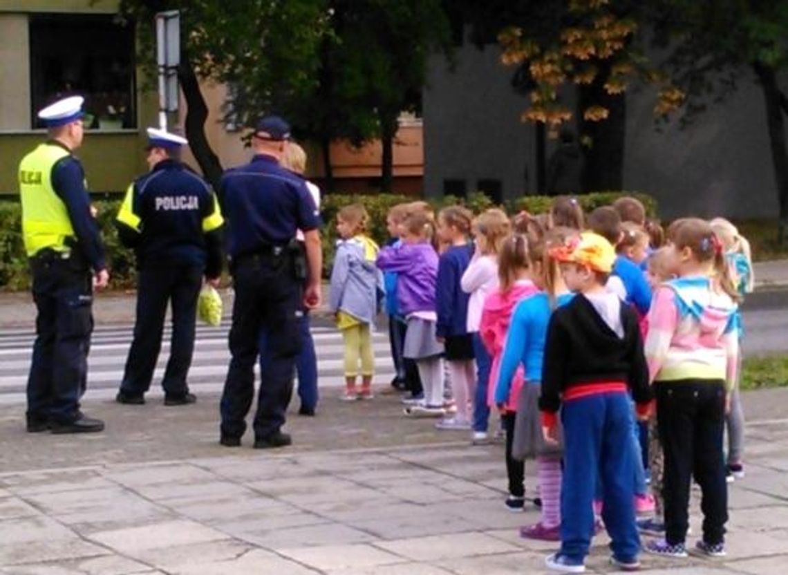 "Bezpieczna droga do szkoły". Policjanci spotkali się z pierwszakami z PSP nr 6