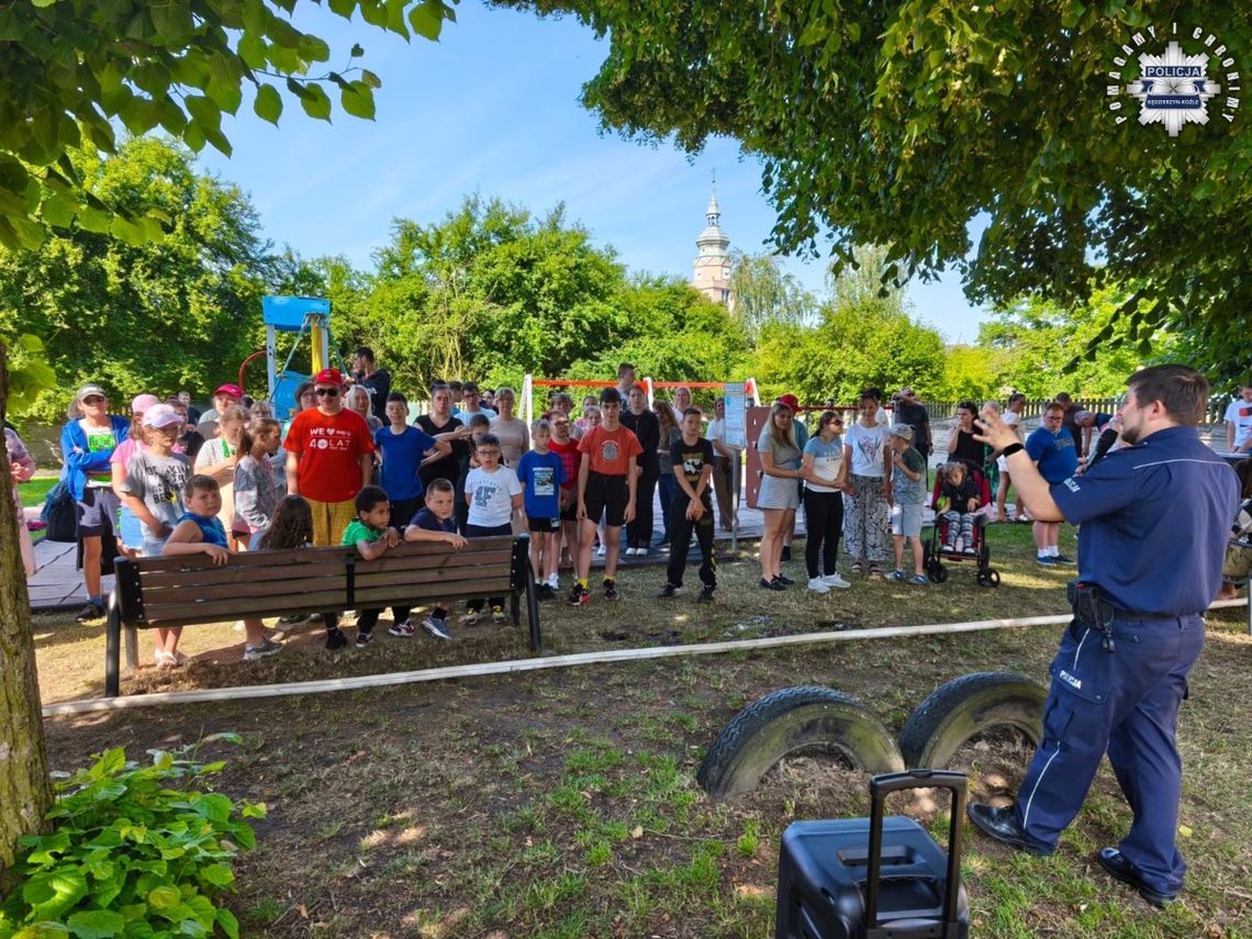 Bezpieczne wakacje. Policjanci i strażacy uczą dzieci, jak unikać zagrożeń