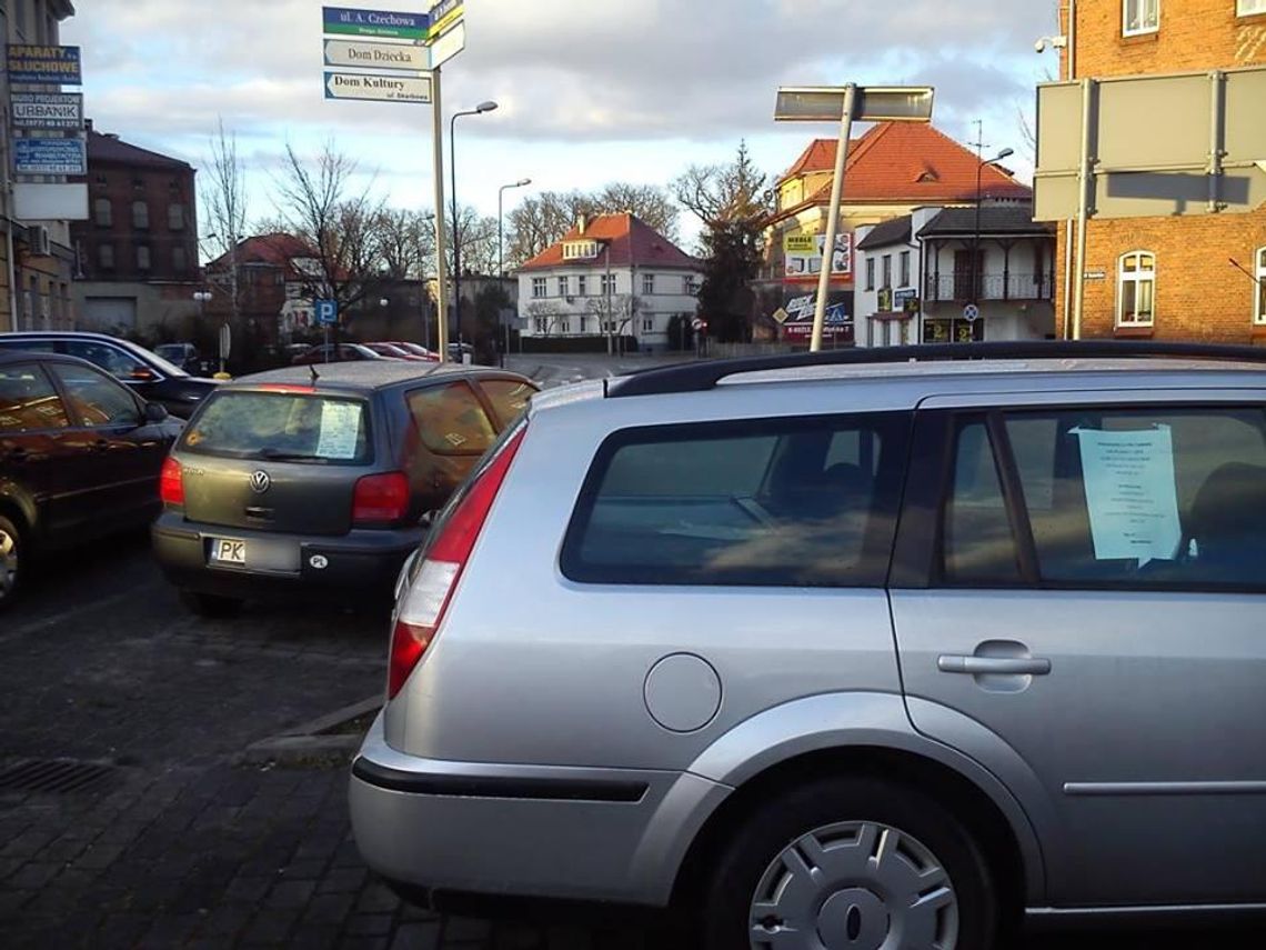 Bezpłatne parkingi przypominają giełdę samochodową. Kierowcy skarżą się na handlarzy