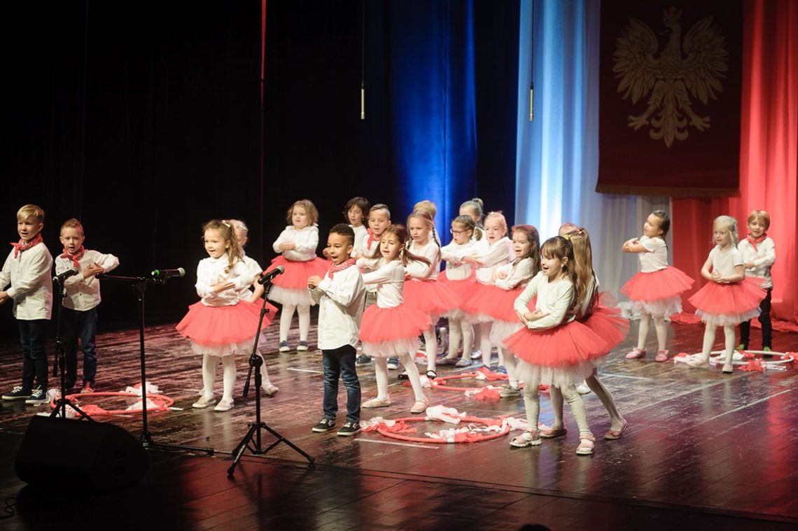 Biało-czerwone święto przedszkolaków. Szósty festiwal pieśni i twórczości patriotycznej. ZDJĘCIA, WIDEO
