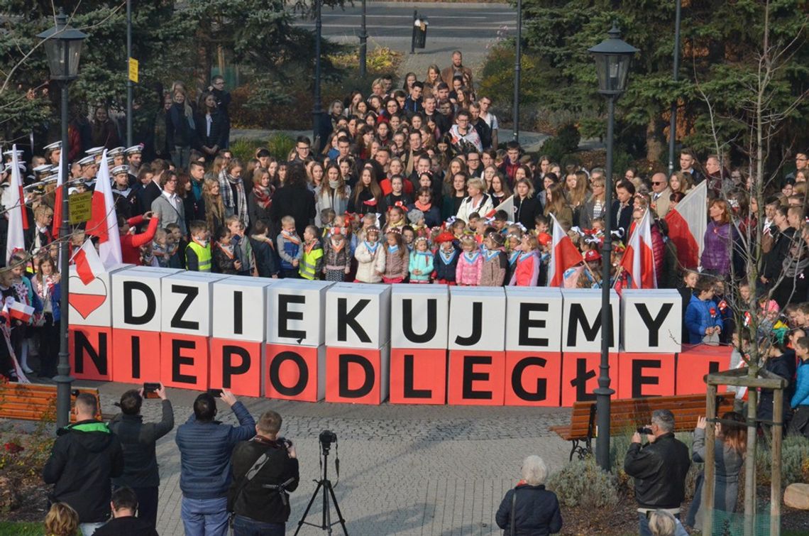 Bicie rekordu we wspólnym śpiewaniu hymnu. Pięknie podziękowali Niepodległej. FOTO. WIDEO