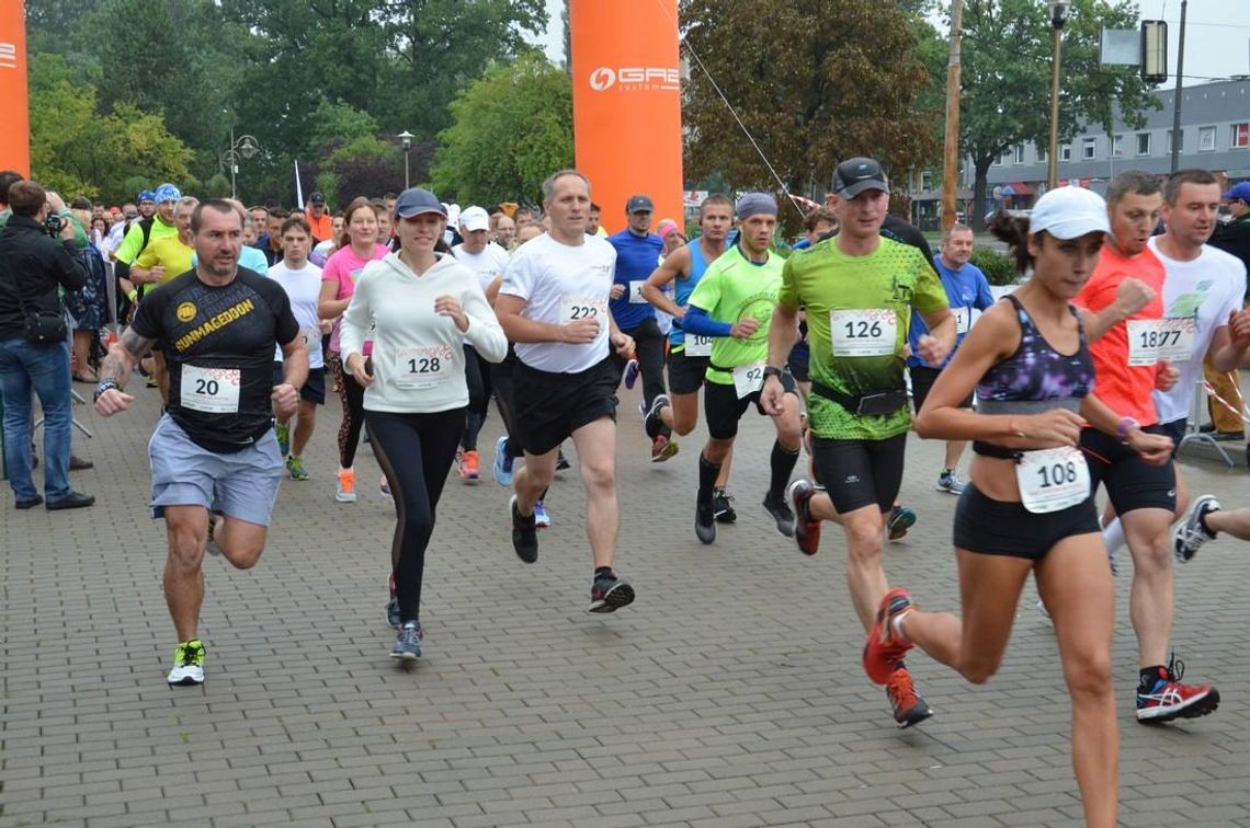 Bieg "Gaz-System na piątkę!". Ponad dwieście osób ścigało się w Śródmieściu. FOTOREPORTAŻ