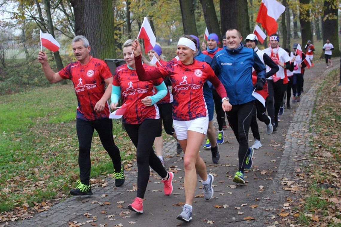 Biegacze z Kędzierzyna-Koźla uczcili Święto Niepodległości. Biało-czerwony parkrun. ZDJĘCIA