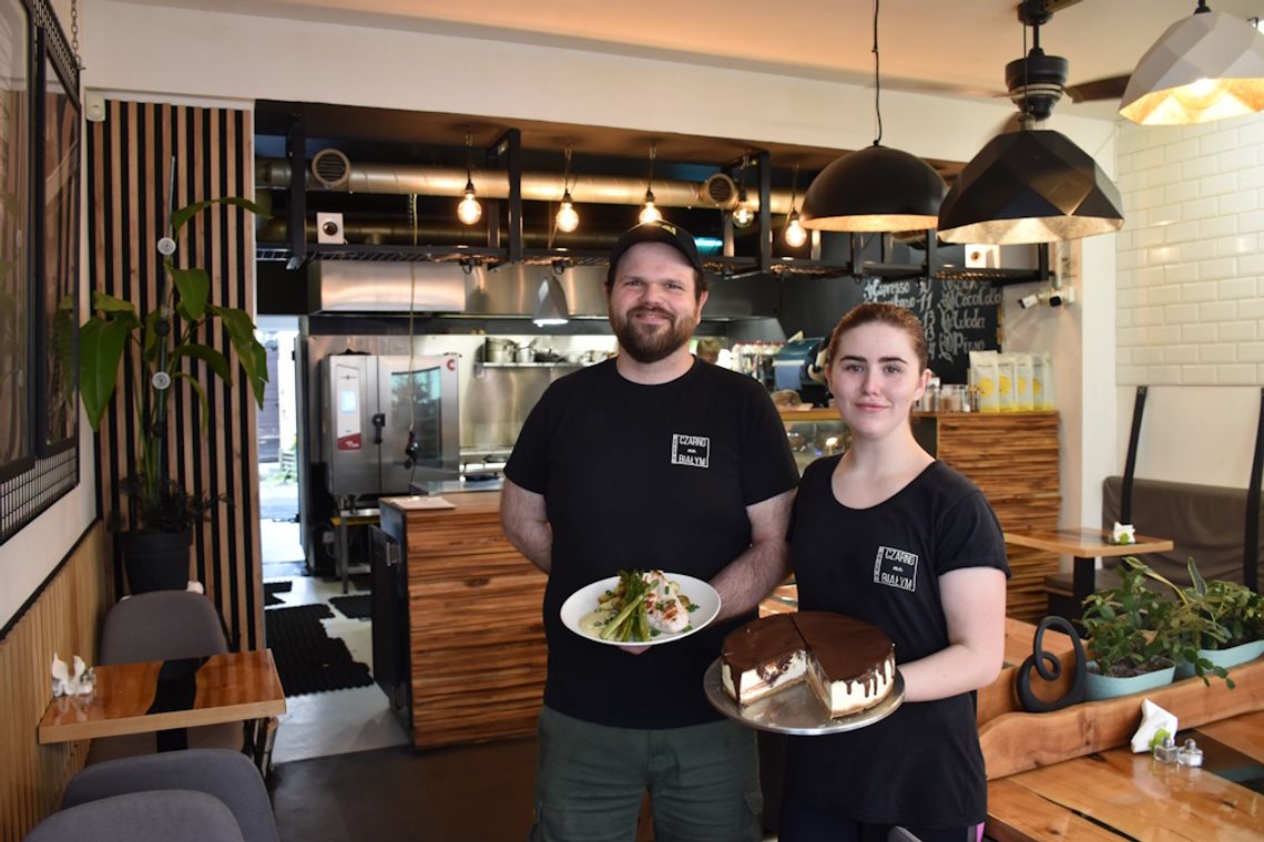 Bistro Czarno na Białym będzie otwarte także w soboty i niedziele! Lunche, śniadania, desery, a od teraz także weekendowe obiady! Bistro Czarno na Białym będzie otwarte także w soboty i niedziele! Lunche, śniadania, desery, a od teraz także weekendowe obiady!