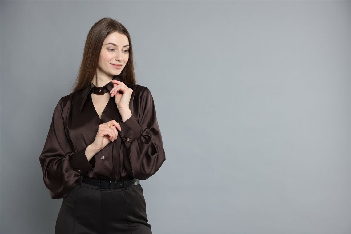 Biurowy dress code z twarzą – eleganckie i nowoczesne koszule damskie
