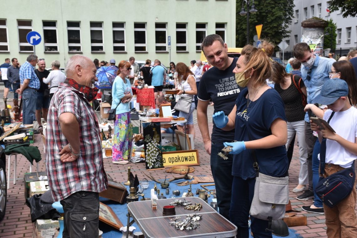 Biżuteria, obrazy, monety i pamiątki. Takie skarby można znaleźć na kozielskim Targu Staroci