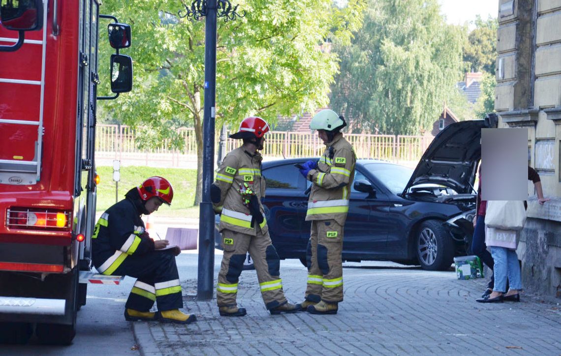 BMW wjechało w kamienicę. Wypadek w Koźlu. Na miejscu wszystkie służby