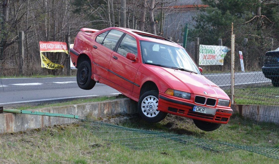 BMW wypadło z drogi i zawisło na ogrodzeniu posesji. Nietypowa kolizja w Blachowni ZDJĘCIA