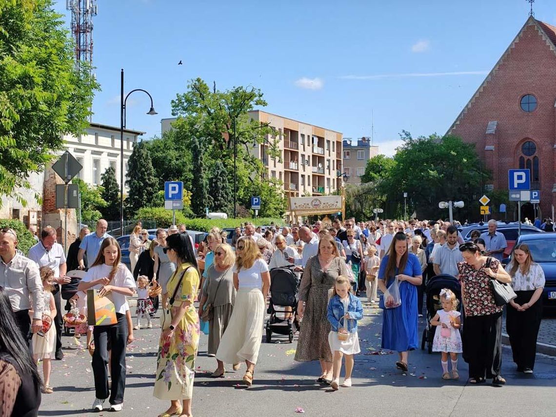 Boże Ciało w Kędzierzynie-Koźlu. Ulice przeszły procesje, a mieszkańcy przygotowali piękne ołtarze