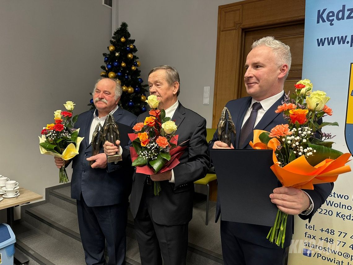 Bronisław Piróg, Tadeusz Urbańczyk i Ireneusz Wiśniewski nagrodzeni Statuetkami Koziołków podczas uroczystej sesji rady powiatu