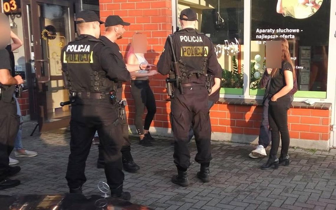 Brutalna bijatyka pod solarium. Pięściami okładało się około dziesięciu osób. Policja szuka agresorów