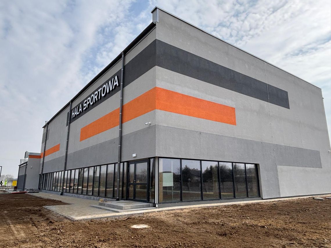 Budowa hal sportowych na finiszu. Dwie podstawówki zyskają nowoczesne obiekty. ZDJĘCIA