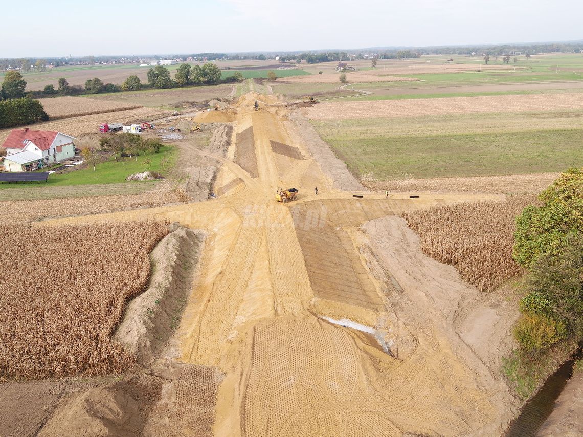 Budowa lewostronnego wału przeciwpowodziowego Odry w gminie Reńska Wieś nabiera tempa Budowa lewostronnego wału przeciwpowodziowego Odry w gminie Reńska Wieś nabiera tempa